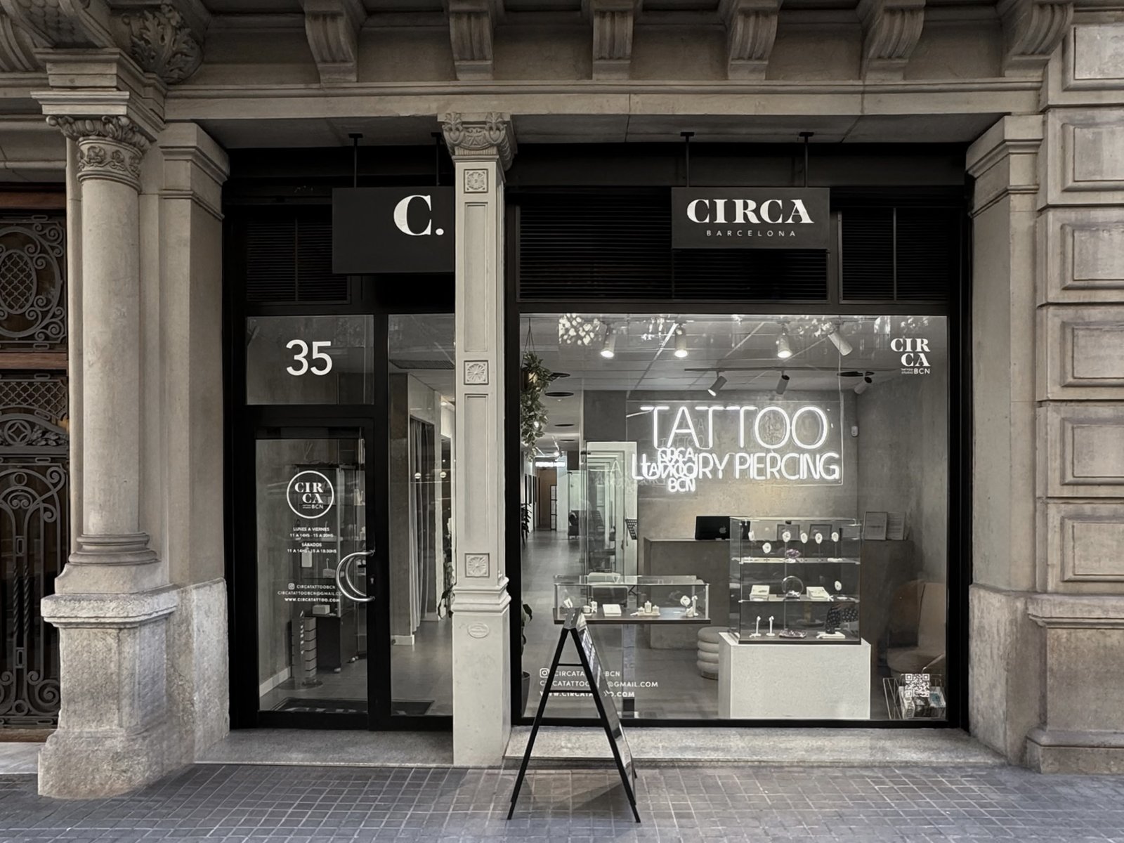 Fachada del estudio de tatuaje y piercing de Circa en Carrer del Bruc 35, Barcelona