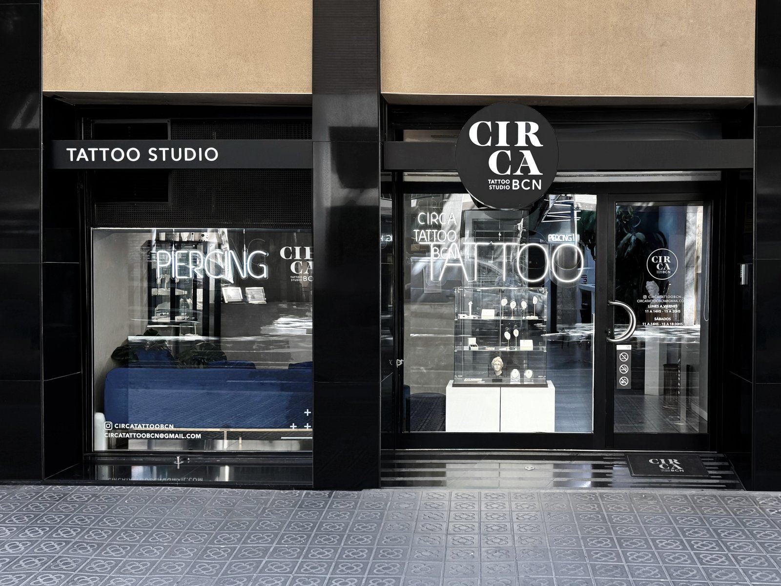 Fachada del estudio de tatuaje y piercing de Circa en Carrer del Taquígraf Serra 4, Barcelona