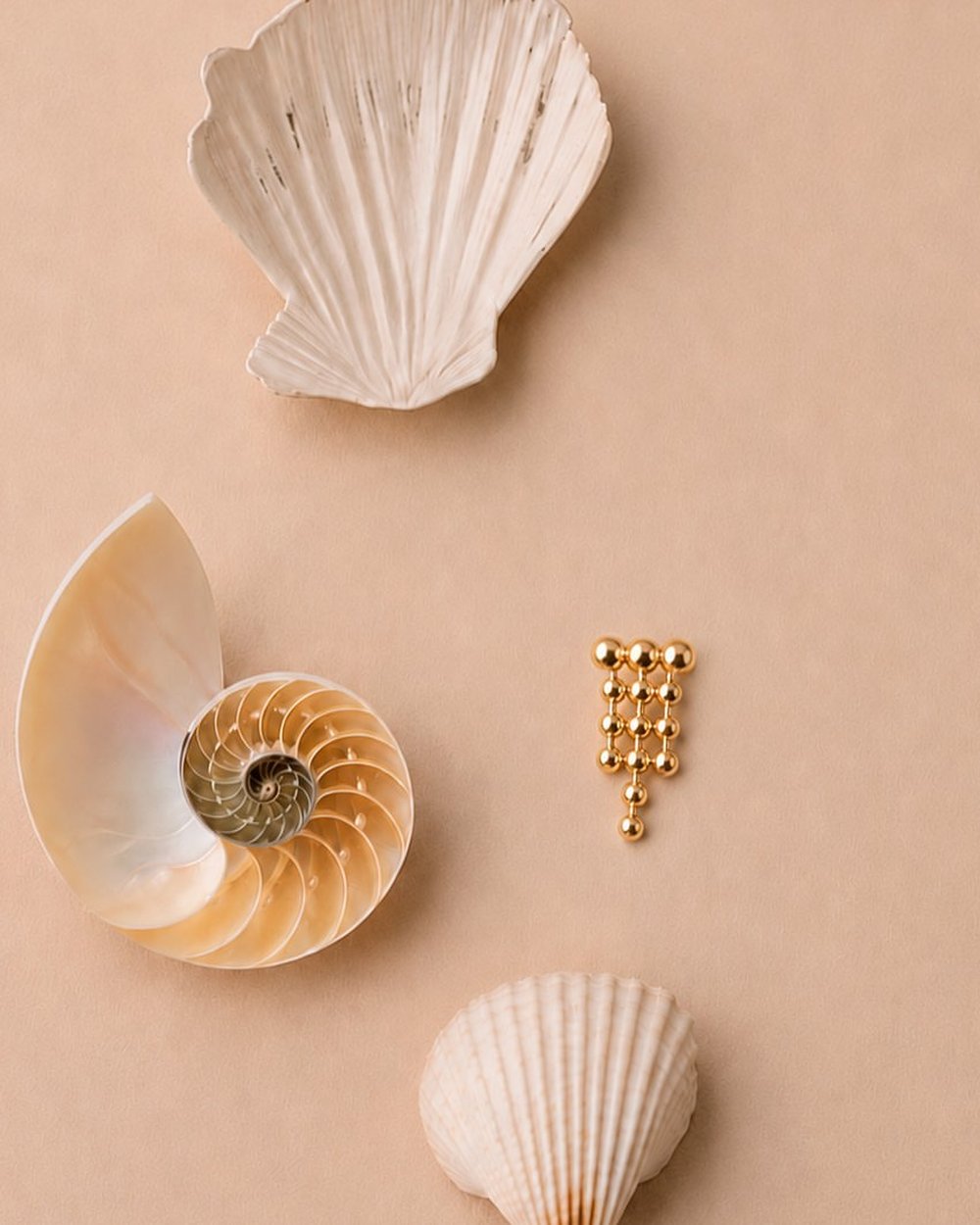 Gold piercing jewelry with a cluster of beads - Circa Piercing Barcelona