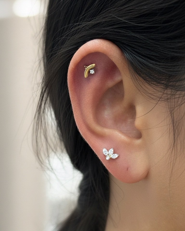 Flat piercing with gold jewelry in Barcelona - Circa Piercing