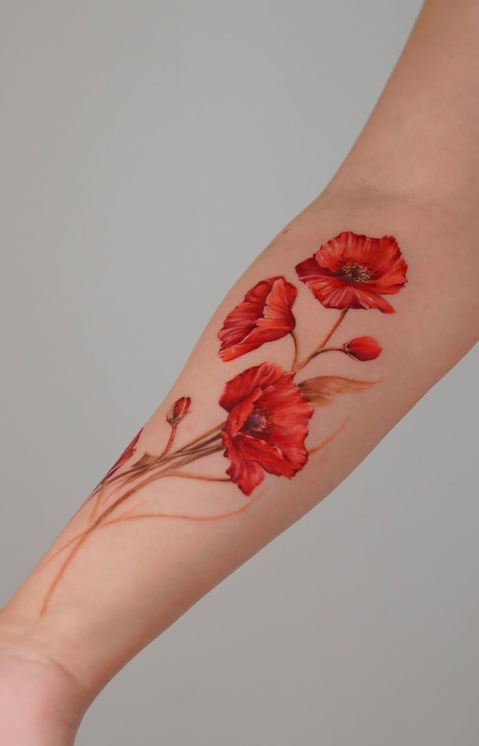Tatuaje floral de amapolas en Barcelona - Circa Tattoo BCN