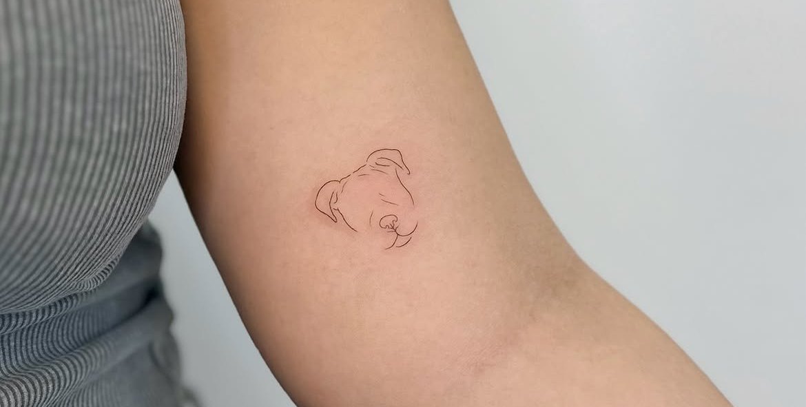 Tatuaje fine line de perro en Barcelona - Circa Tattoo BCN